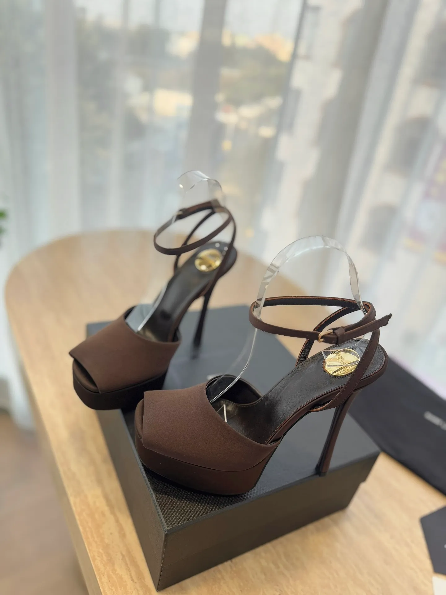 👟👟Ex-factory price 620👟👟 "SAINT LAUREN*" Saint Laurent ysl 25/spring and summer new catwalk high heels·new shoe style with 3 cm water platform. Only YSL understands women's hearts best and does not accept refutation. It is a super invincible feminine artifact and a must-have for women (z-product full-body customization, own molded toe hardware, perfect consistency). Compare the differences between pictures and goods on the market. ✔Upper: Customized imported silk, patent leather ✔Inner lining: imported sheepskin ✔Sole: imported genuine leather outsole ✔Heel height: 14cm ✔Number of yards: 35-39 (40.41.42 can be customized and non-returnable) (Full set of packaging)